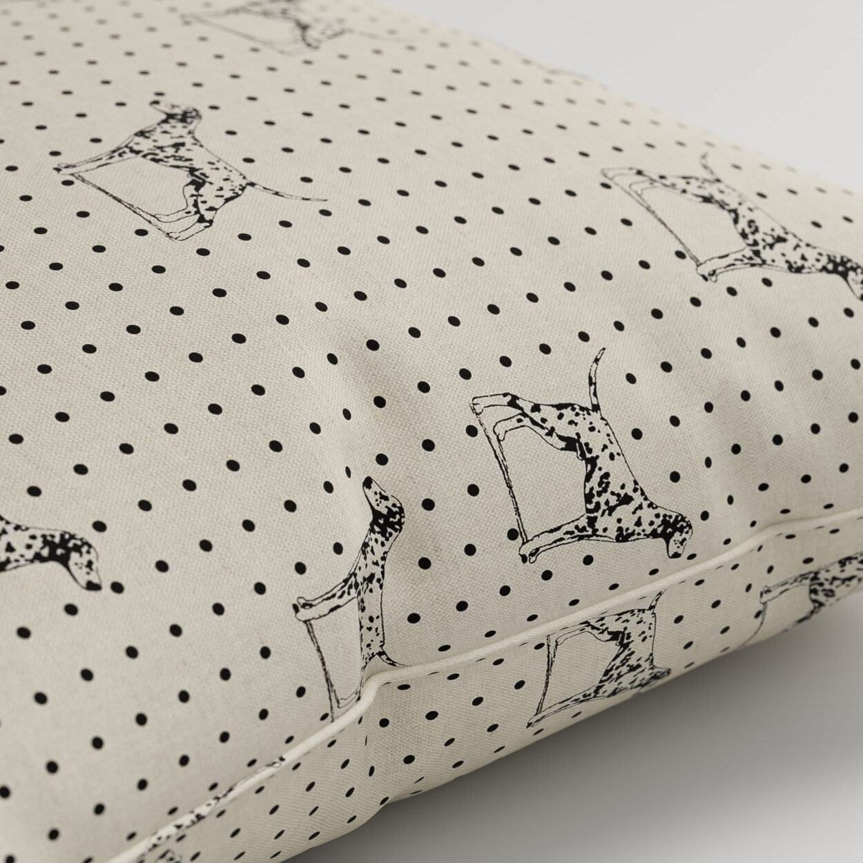 Emily Bond Fred Linen Cushion - Image 2